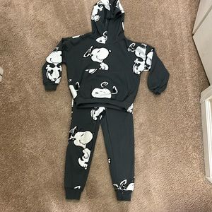 Brand new, never worn Peanuts sweatshirt and sweatpants set. 5T